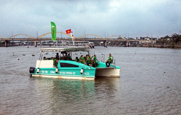 Các đại biểu dự lễ trải nghiệm tham quan sông nước Cần Thơ trên tàu hai thân hiện đại. Ảnh: Kiều Mai