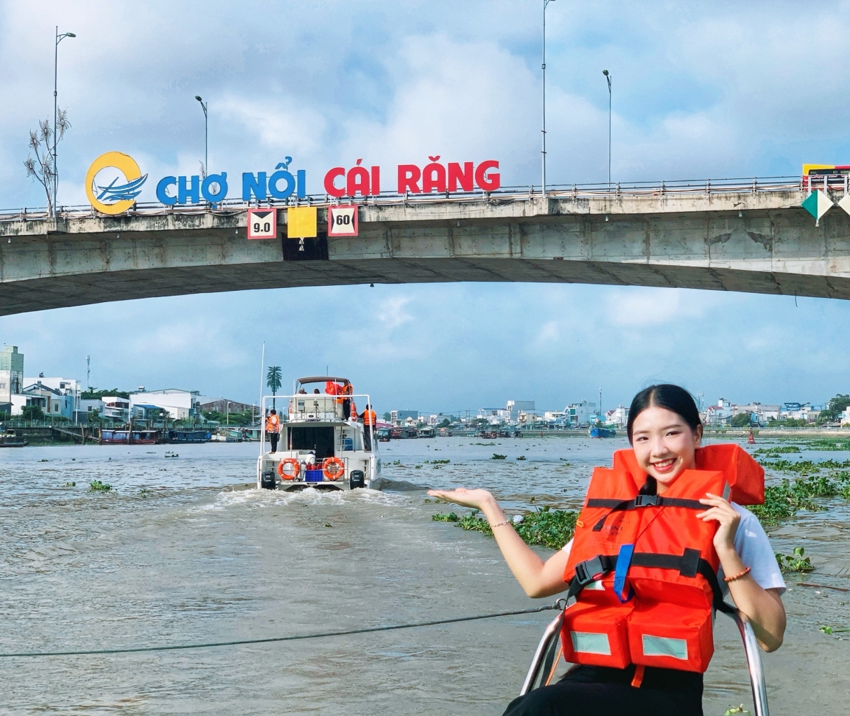 Du khách chụp ảnh lưu niệm check-in tại khu vực chợ nổi Cái Răng khi di chuyển tham quan bằng tàu 2 thân. Ảnh: Kiều Mai